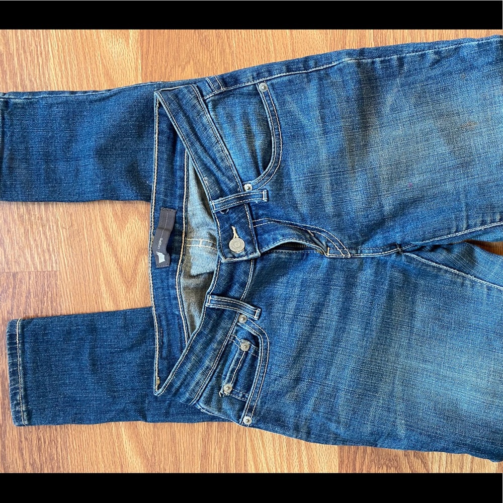 Woman’s Levi’s - Picture 2 of 3